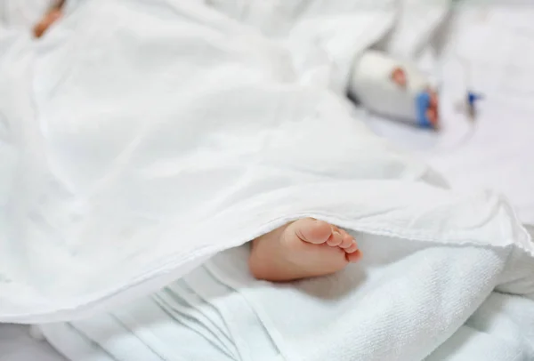 Close Paciente Bebê Pés Dormir Cama Hospital Com Borrão Soro — Fotografia de Stock