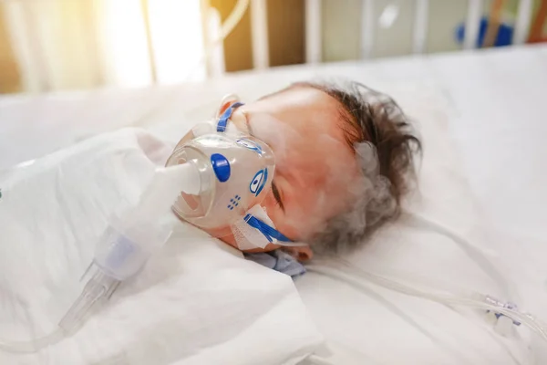 Inhalációs Baba Fiú Korban Körülbelül Éves Beteg Ágyon Légúti Óriássejtes — Stock Fotó
