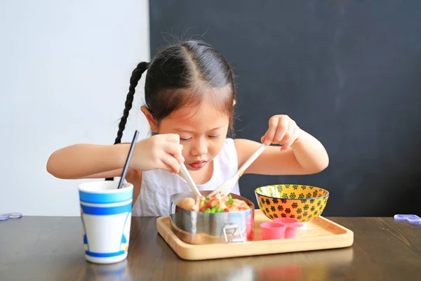 Retrato Niña Asiática Desayunando Por Mañana — Foto de Stock