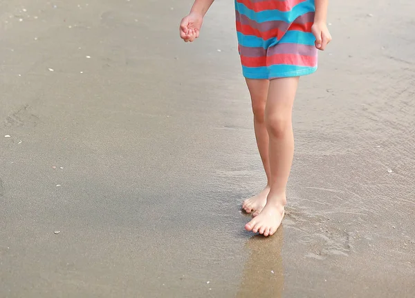 Plajda Yürüyüş Elbise Küçük Çocuk Kız Bacaklar — Stok fotoğraf