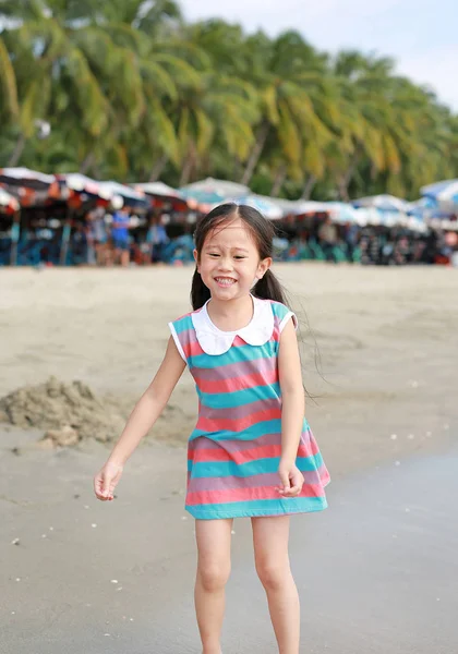 Glücklich Kleine Asiatische Kind Mädchen Hat Spaß Auf Dem Sandstrand — Stockfoto