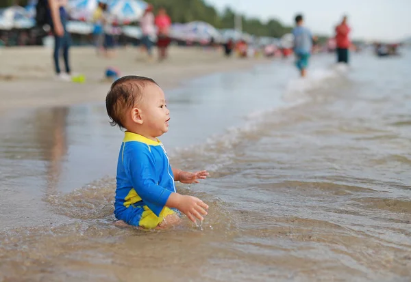 Úsměv Malého Chlapce Plaveckém Obleku Který Sedí Písečné Pláži — Stock fotografie