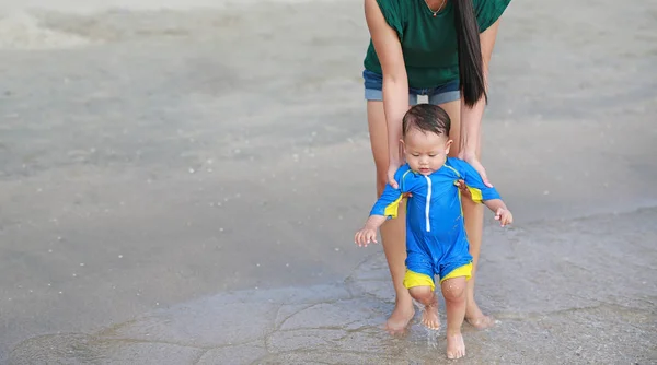 Adımları Sahilde Yürüyüş Için Eğitim Bebek Anne — Stok fotoğraf