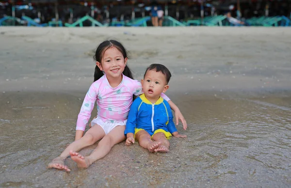 Adik Perempuan Asia Yang Manis Dan Adik Laki Lakinya Yang — Stok Foto