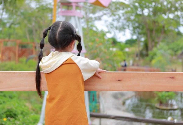 Вид Сзади Маленькую Девочку Теплой Одежде Стоящую Балконе Саду — стоковое фото