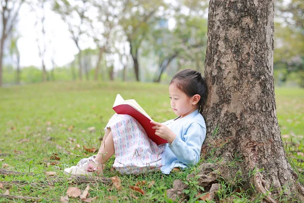 Linda Niña Leyendo Libro Sentado Debajo Jardín Aire Libre Día —  Fotos de Stock