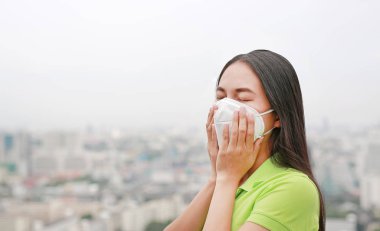 Bangkok kentinde Pm 2.5 hava kirliliğine karşı bir koruma maskesi takarak nefes Asyalı kadın. Tayland.