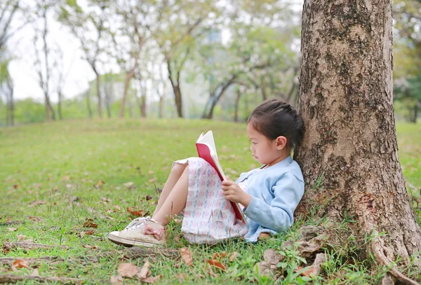 Retrato Poco Asiático Niña Leyendo Libro Parque Aire Libre Sentado —  Fotos de Stock