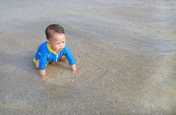 Potret Anak Laki Laki Asia Berbaju Renang Duduk Pantai — Stok Foto