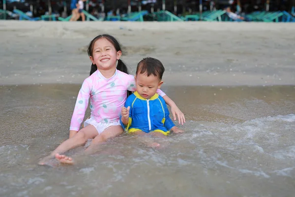 Маленькая Азиатская Сестра Маленький Брат Купальнике Играют Морских Волнах Пляже — стоковое фото
