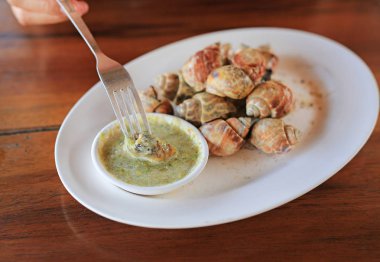 Lezzetli Izgara Spiral babil salyangoz biber sos ile çatal yemeye hazır hazır. Ünlü Tay sokak deniz ürünleri.