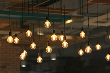 Vintage parlayan ampuller asılı. Dekoratif antika tarzı ampuller.