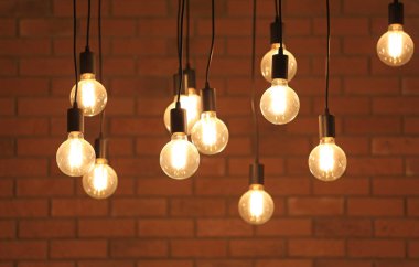 Vintage parlayan ampuller asılı. Dekoratif antika tarzı ampuller.