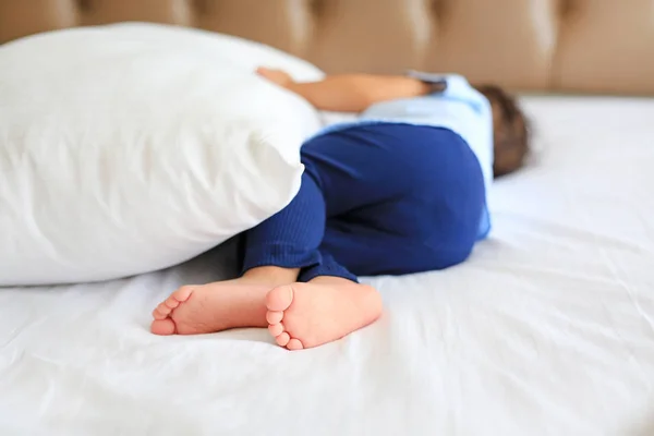 Close Van Baby Jongen Voeten Tenen Slapen Een Bed Selectieve — Stockfoto