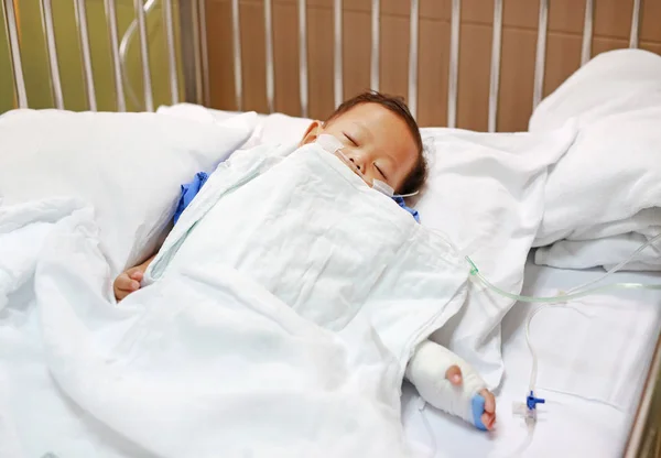 Niño Durmiendo Con Tubo Intravenoso Adjunto Mano Cama Hospital Bebé — Foto de Stock