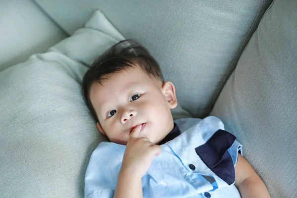 Adorable Pequeño Asiático Bebé Chico Chupando Dedo Boca Acostado Gris — Foto de Stock