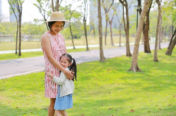 Mutlu Asyalı Anne Kızı Yaz Parkında Kucaklayan — Stok fotoğraf