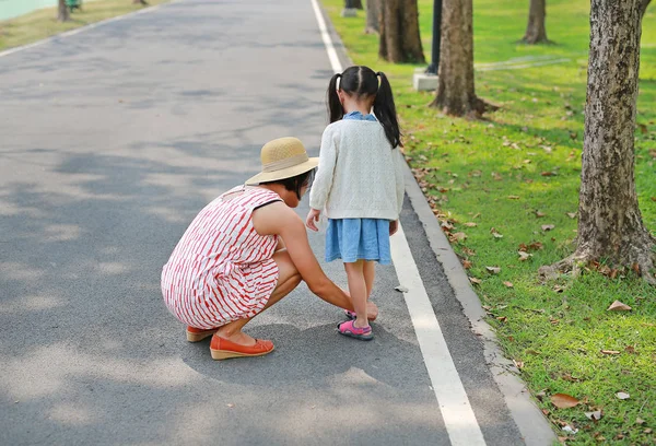 Asyalı Anne Yolda Açık Ayakkabı Koymak Için Küçük Kızı Yardım — Stok fotoğraf