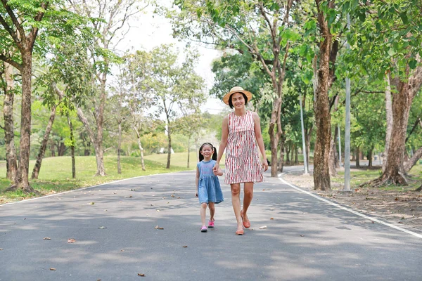 Boldog Ázsiai Anya Lánya Séta Utcán Nyári Parkban — Stock Fotó