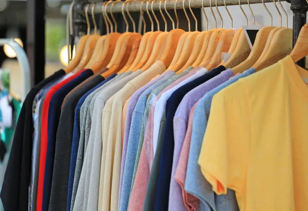 Ρούχα Μόδας Κρέμονται Στα Ρούχα Σχάρα Για Την Πώληση — Φωτογραφία Αρχείου