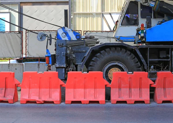 Barreiras Plástico Vermelho Bloqueando Perto Estrada Durante Construção — Fotografia de Stock
