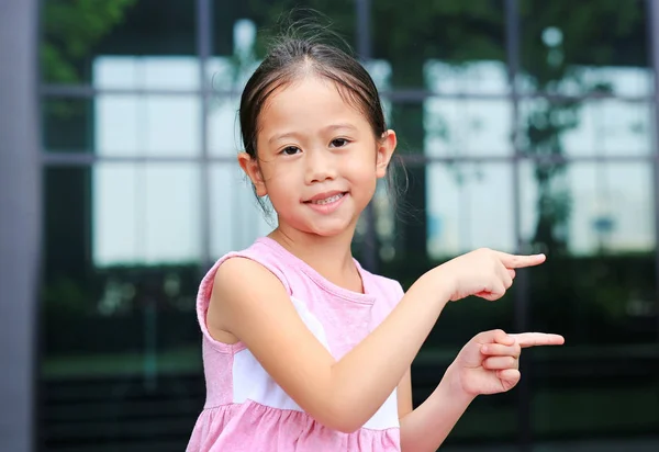 Asiatisk Liten Flicka Hållning Pekar Hennes Pekfingret Bredvid Med Söta — Stockfoto