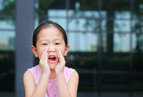 Ritratto Bambina Asiatica Che Recita Urla Attraverso Mani Come Megafono — Foto Stock