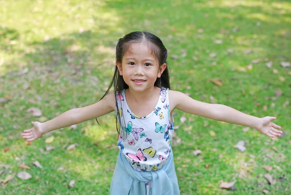 Lächelndes Kleines Asiatisches Mädchen Öffnete Ihre Hände Sommergarten — Stockfoto