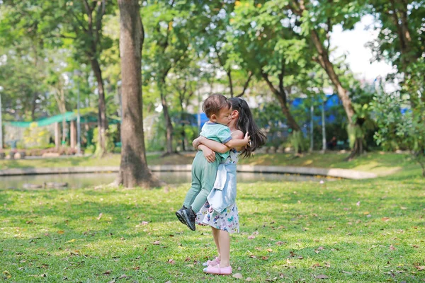 Asyalı Kız Kardeşi Bahçede Açık Onun Küçük Kardeşi Taşıyan — Stok fotoğraf