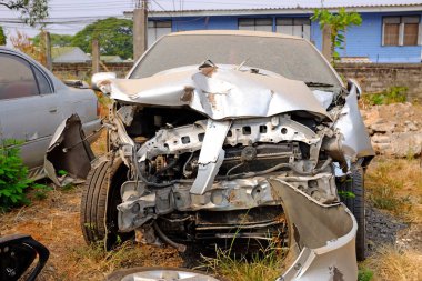Eski hasarlı araba kazası.