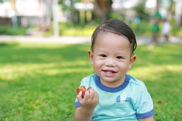 Menino Asiático Feliz Gosta Comer Frango Frito Jardim Verde Livre — Fotografia de Stock