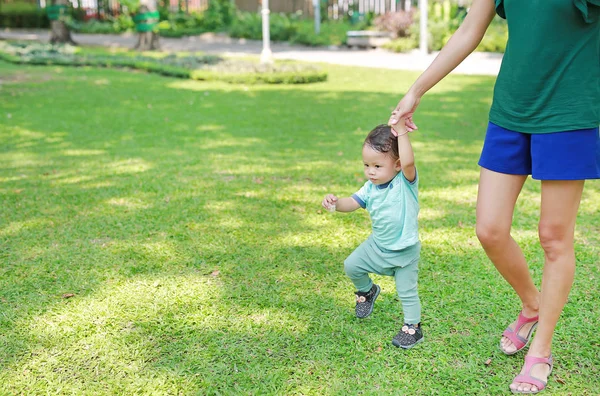 Asian Mother Learning Her Infant Baby Walk First Steps Green — Stock Photo, Image