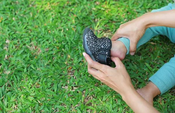 Manos Madre Ayudando Bebé Poner Zapatos Jardín Aire Libre —  Fotos de Stock