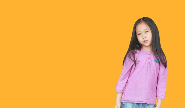 Retrato Uma Menina Asiática Sorridente Isolada Fundo Amarelo Com Espaço — Fotografia de Stock