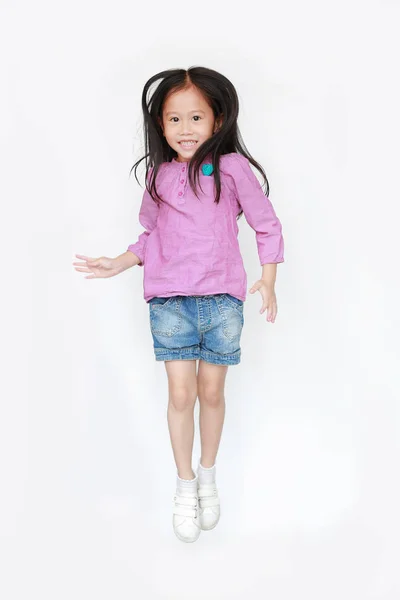 Sorrindo pouco Asiático criança menina liberdade movimento sobre branco de volta — Fotografia de Stock