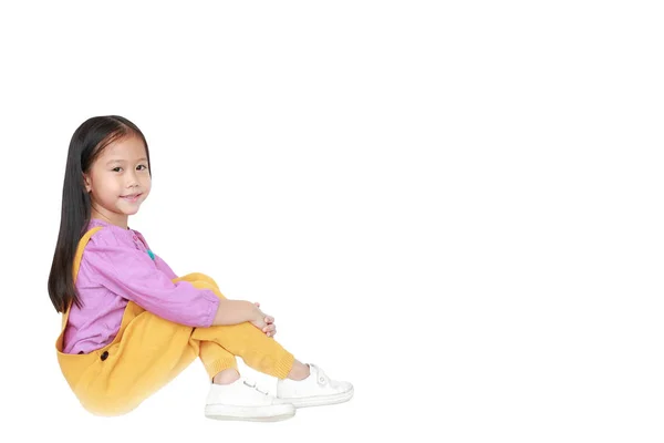 Портрет щасливого маленького азіатського дівчина в рожевому-жовтому рожевому-ye — стокове фото