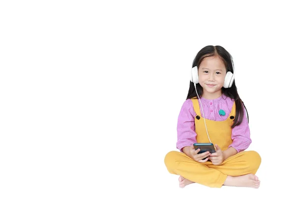 Menina feliz gosta de ouvir música com fones de ouvido isol — Fotografia de Stock