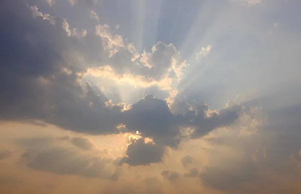 Szara Chmura Niebie Światłem Słonecznym Przez — Zdjęcie stockowe