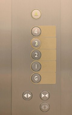 Boş etiketli paneldeki asansör düğmeleri.