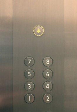 Asansör Düğmeler panelinde.