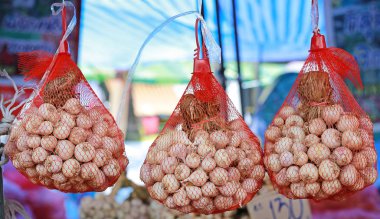 Naylon ağ çantasında asılı kurutulmuş sarımsak.
