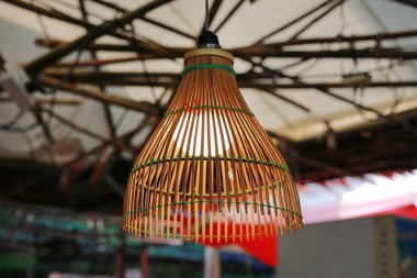 Tavanda asılı hasır lamba. Tay tarzında.