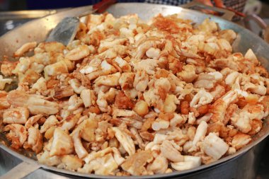 Tavada kızarmış kalamar yumurta, Tayland Sokak gıda pazarı.