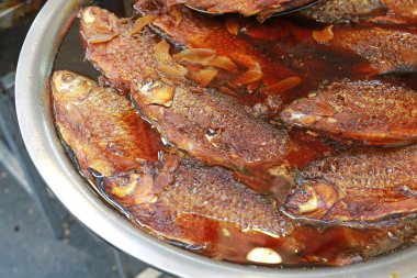 Tatlı ve ekşi haşlanmış tay sazan balığı, Tayland sokak gıda.