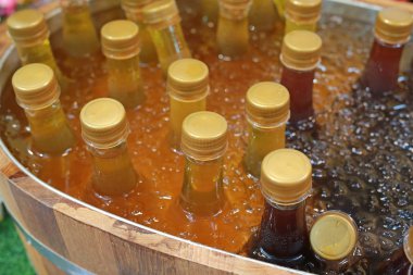 Buz ile soğutulmuş şişelerde soğuk honnydew.