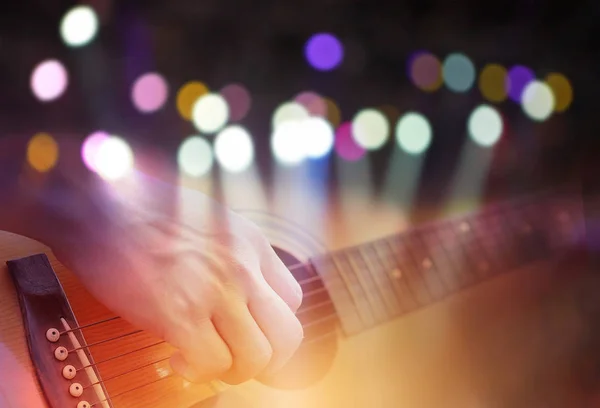 Renkli Bokeh Konser Işığı Görüntüsü Akustik Gitarçalan Erkek Elile Çift — Stok fotoğraf