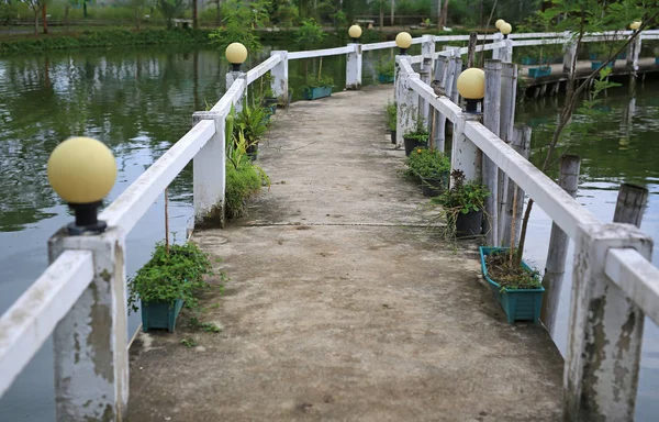 川セメント歩道橋 — ストック写真