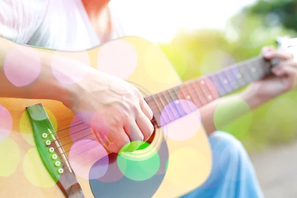 Akustik Gitar Çalan Erkek Elrenkli Bokeh Görüntü — Stok fotoğraf