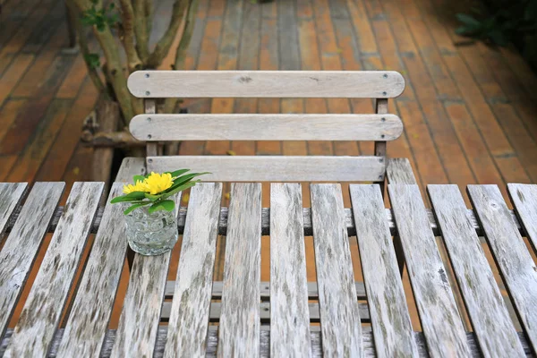 花の装飾のガラスと庭の古いスタイルの木製のテーブルと椅子 — ストック写真