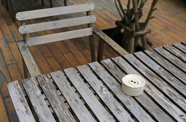Table Chaise Bois Dans Jardin Avec Cendrier Cigarettes Céramique — Photo